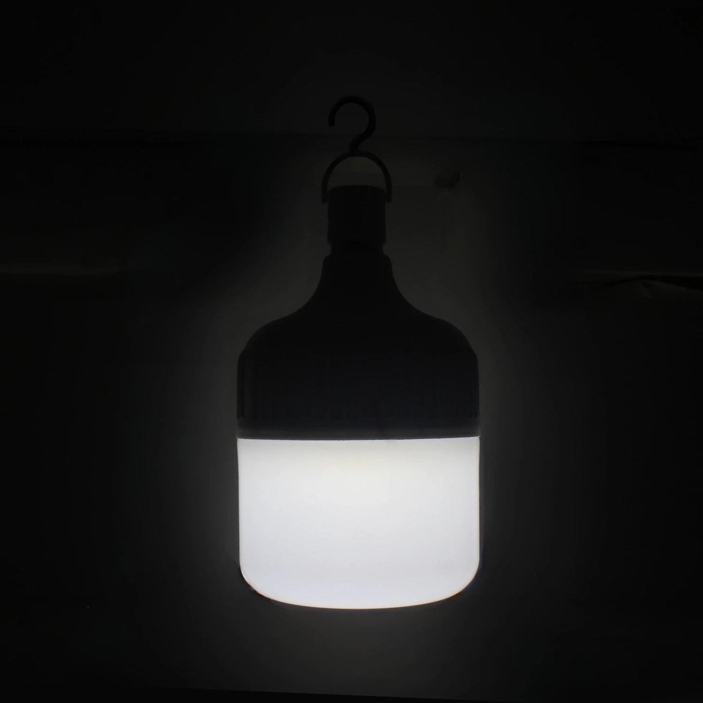 Lámpara LED recargable de emergencia con gancho, luz blanca potente, ideal para campamento y cortes de energía.