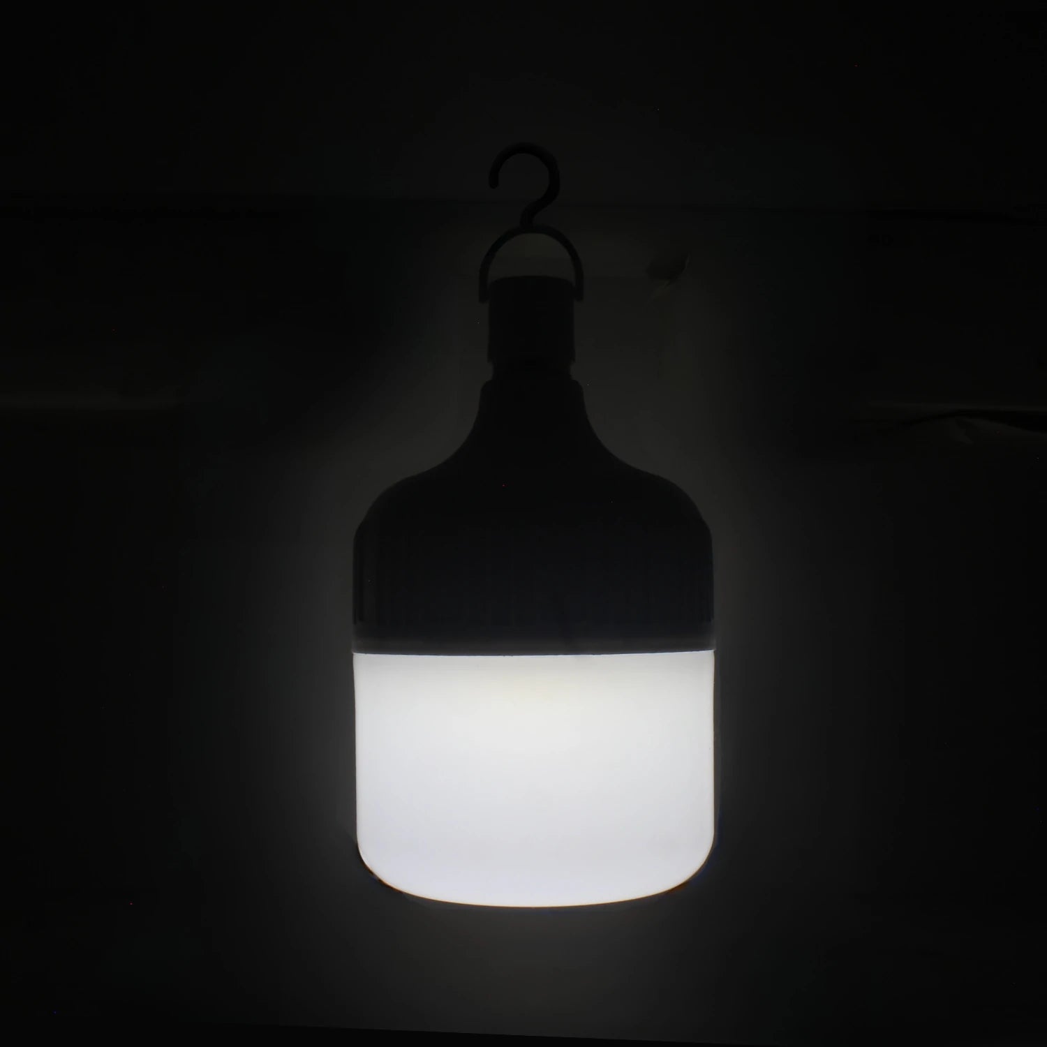 Lámpara LED recargable de emergencia con gancho, luz blanca potente, ideal para campamento y cortes de energía.