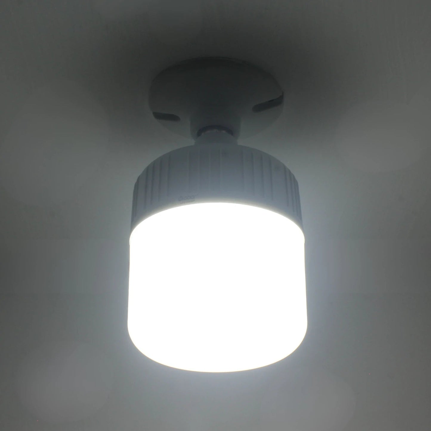 Lámpara LED recargable de emergencia tipo bulbo Orobar, luz blanca encendida en el techo.