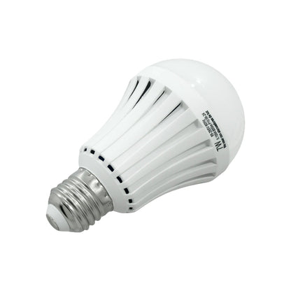 Lámpara LED de emergencia recargable 7W, rosca E27, bulbo blanco, ideal para cortes de energía.