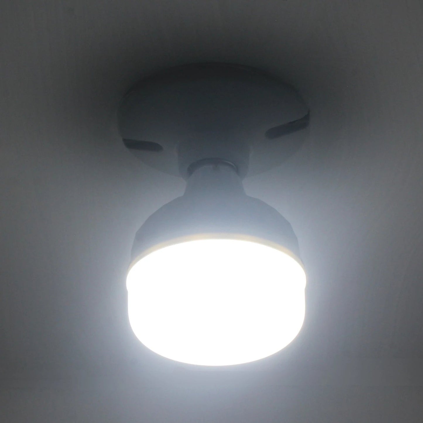 Foco LED blanco brillante encendido, montado en un portalámparas de techo, ideal para iluminación interior