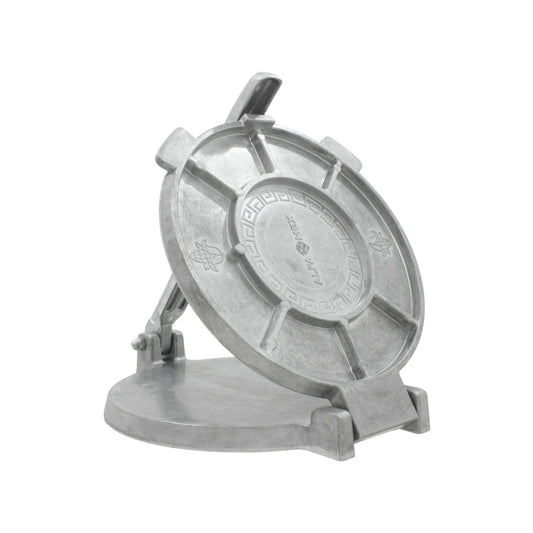 Prensa para tortillas Alfamex de aluminio fundido, abierta, con detalles de maíz y patrón griego, color plata.