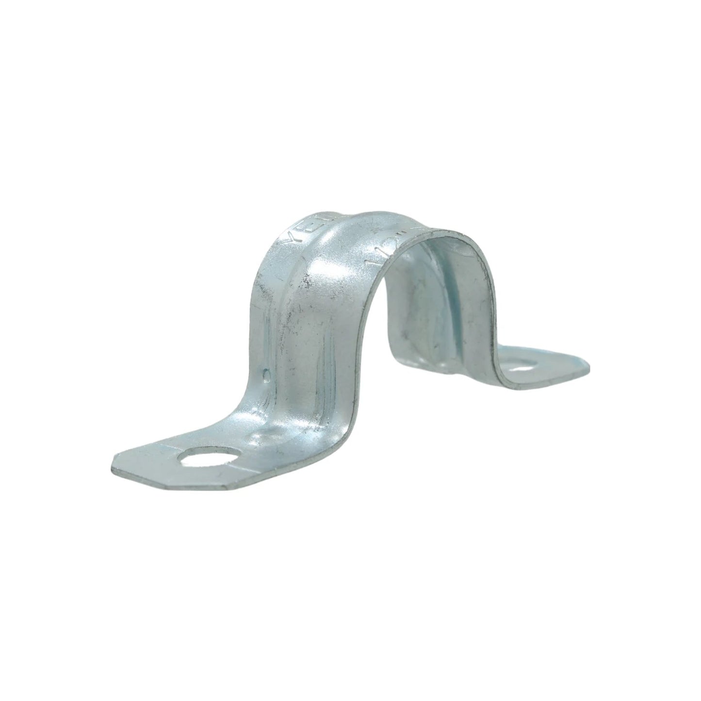 Abrazadera omega metálica galvanizada de 1/2 pulgada para sujeción segura de tuberías y conductos.