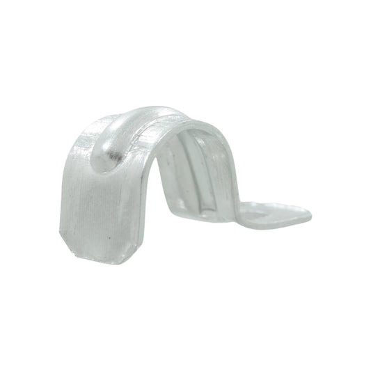 Abrazadera de uña metálica galvanizada 1/2 pulgada para fijación de tuberías y cables en pared.