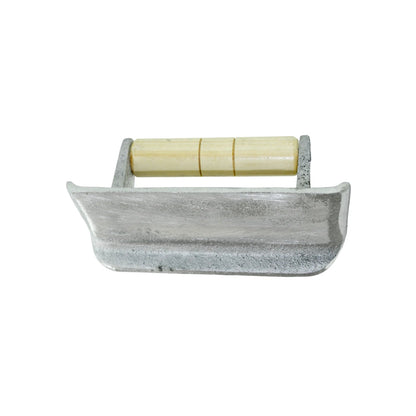 Volteador de aluminio para cemento, herramienta manual con mango de madera para alisar y nivelar superficies de hormigón.