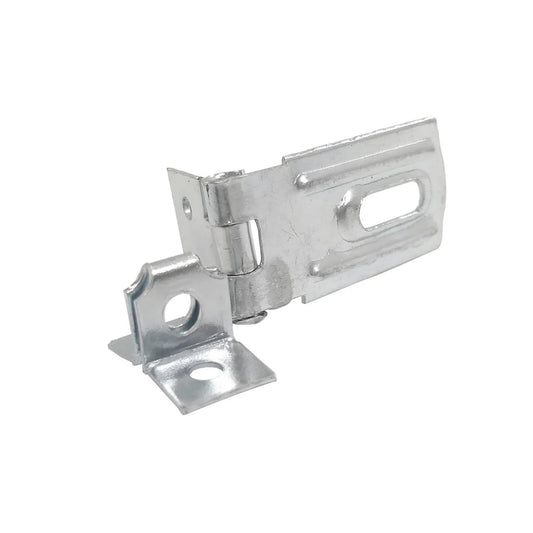 Porta candado metálico con bisagra, acabado galvanizado, incluye perforaciones para fijación y seguridad.