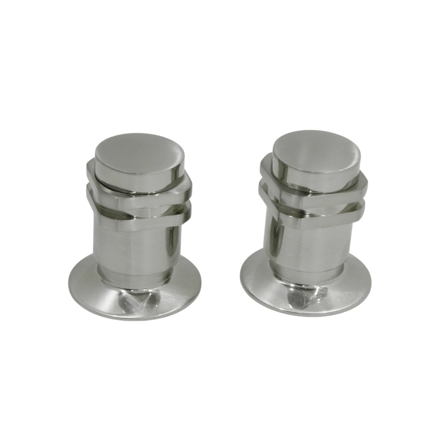 Dos manerales satinados de acero inoxidable para regadera, controles de ducha.