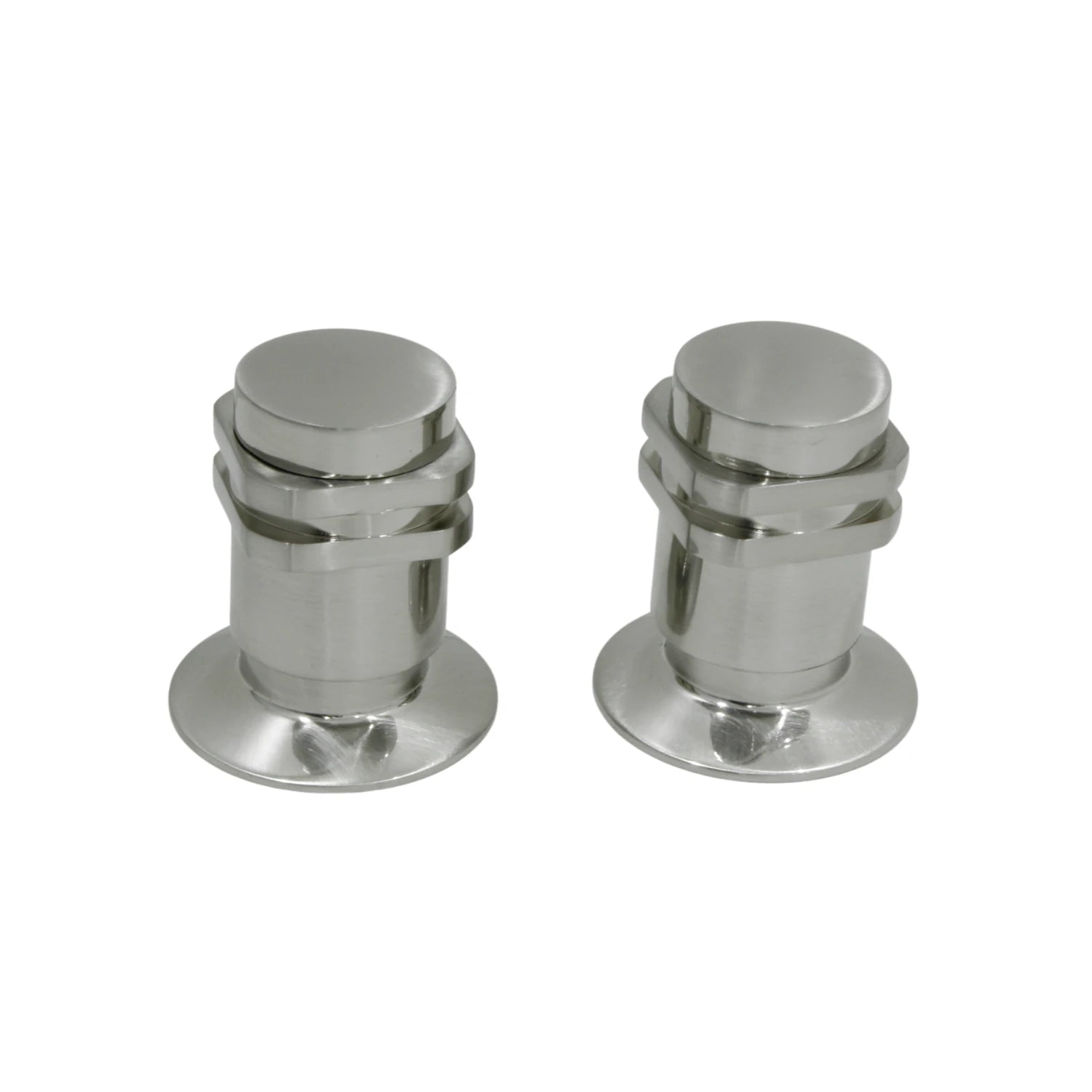 Dos manerales satinados de acero inoxidable para regadera, controles de ducha.