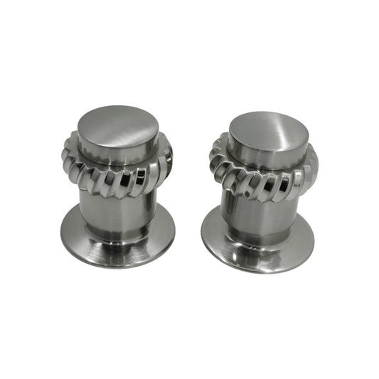 Dos manerales satinados para regadera, diseño estriado en espiral, accesorios de baño modernos y elegantes.