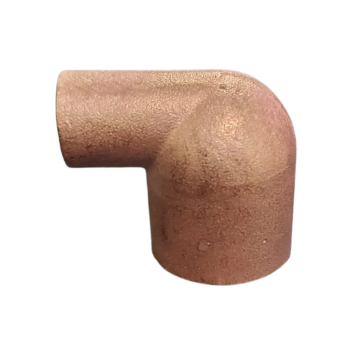 Codo de bronce 90 grados para unión de tuberías de cobre en instalaciones de fontanería y gas residencial.