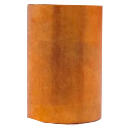 Cilindro de cobre rojizo para trabajos de plomería, electricidad o proyectos en ferretería.
