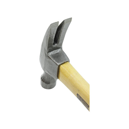 Martillo de uña curvo Tramontina con mango de madera natural y cabeza de acero.