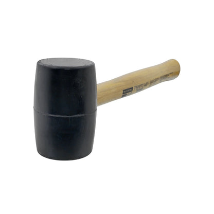 Mazo de goma negro Tramontina de 16 oz con mango de madera, ideal para trabajos de montaje y precisión.