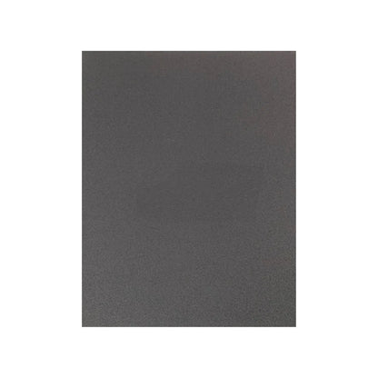 Pliego de lija de agua grano fino color gris oscuro para acabados profesionales en metal y madera.