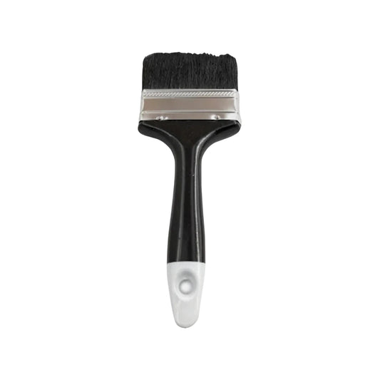 Brocha de pintura con cerdas negras, férula plateada y mango ergonómico negro y blanco.