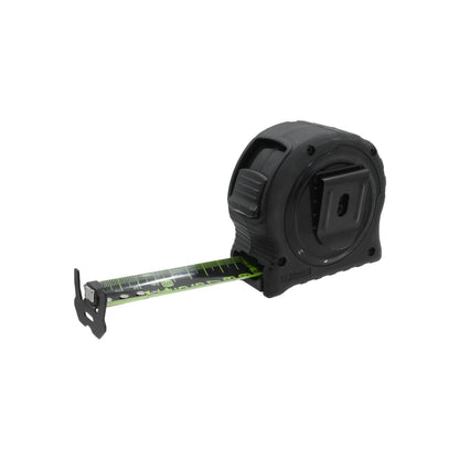 Flexómetro negro de 8 metros con cinta métrica verde para uso rudo y trabajos de medición profesionales.