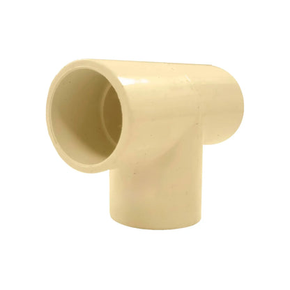 Conector tipo tee CPVC para instalaciones de agua caliente, accesorio de plomería color beige.