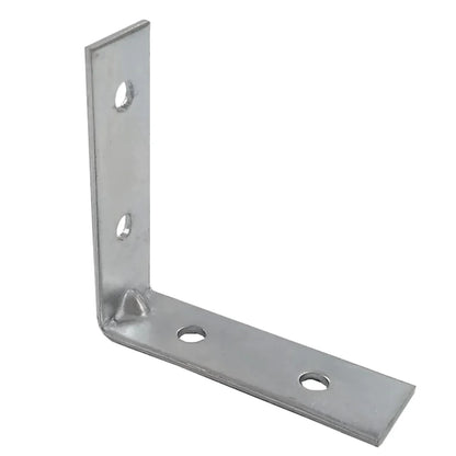 Esquinero de metal galvanizado en forma de L con 4 perforaciones para fijación y refuerzo.