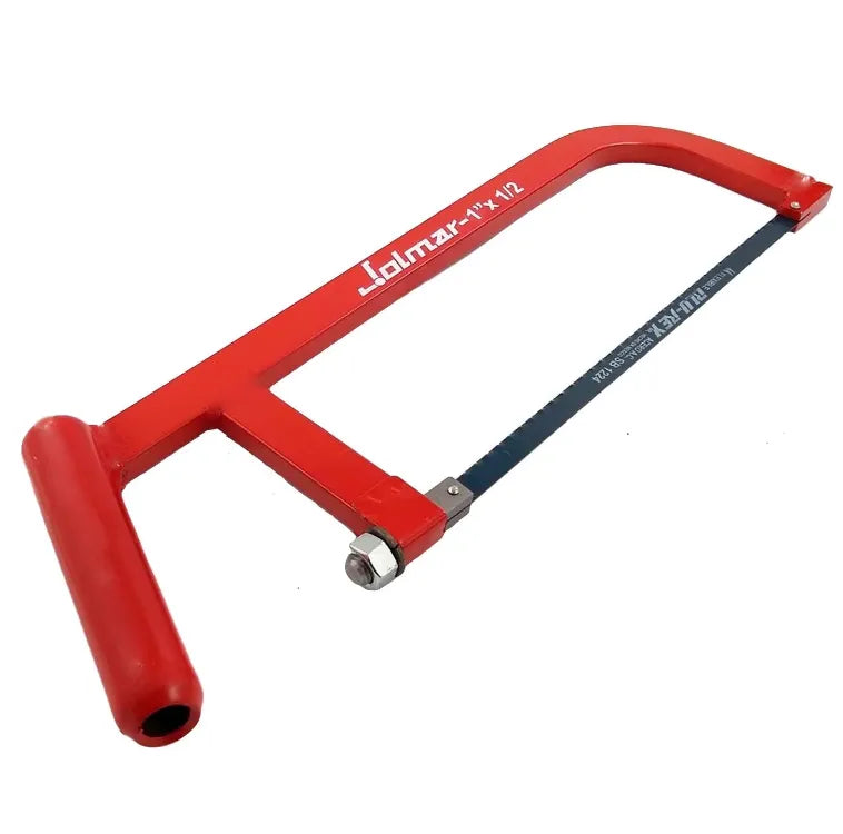 Sierra de arco Jolmar para metal con estructura roja y hoja flexible para cortar.