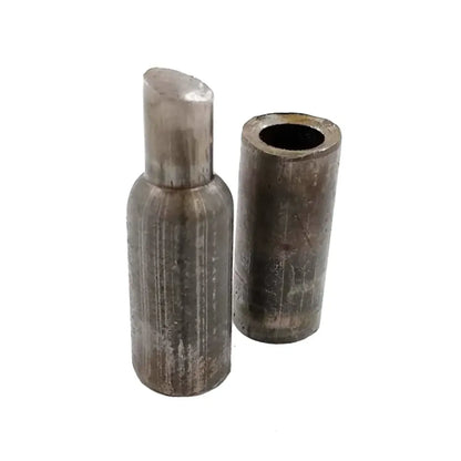 Bisagra tubular forjada 1/2 pulgada de metal gris oscuro, piezas cilíndricas para soldadura en puertas y portones.