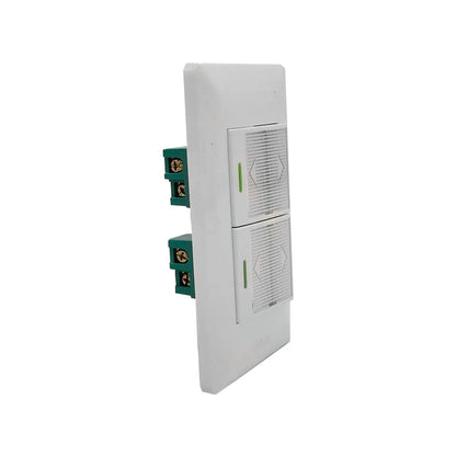 Apagador doble blanco para pared, con indicadores luminosos verdes y terminales de conexión.