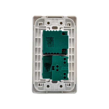 Placa blanca Solaris con 1 contacto de 15A y 1 puerto cargador USB 2.1A.