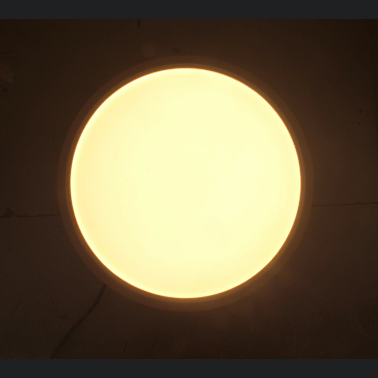 Plafón LED redondo blanco de sobreponer, emitiendo luz cálida para iluminación interior.