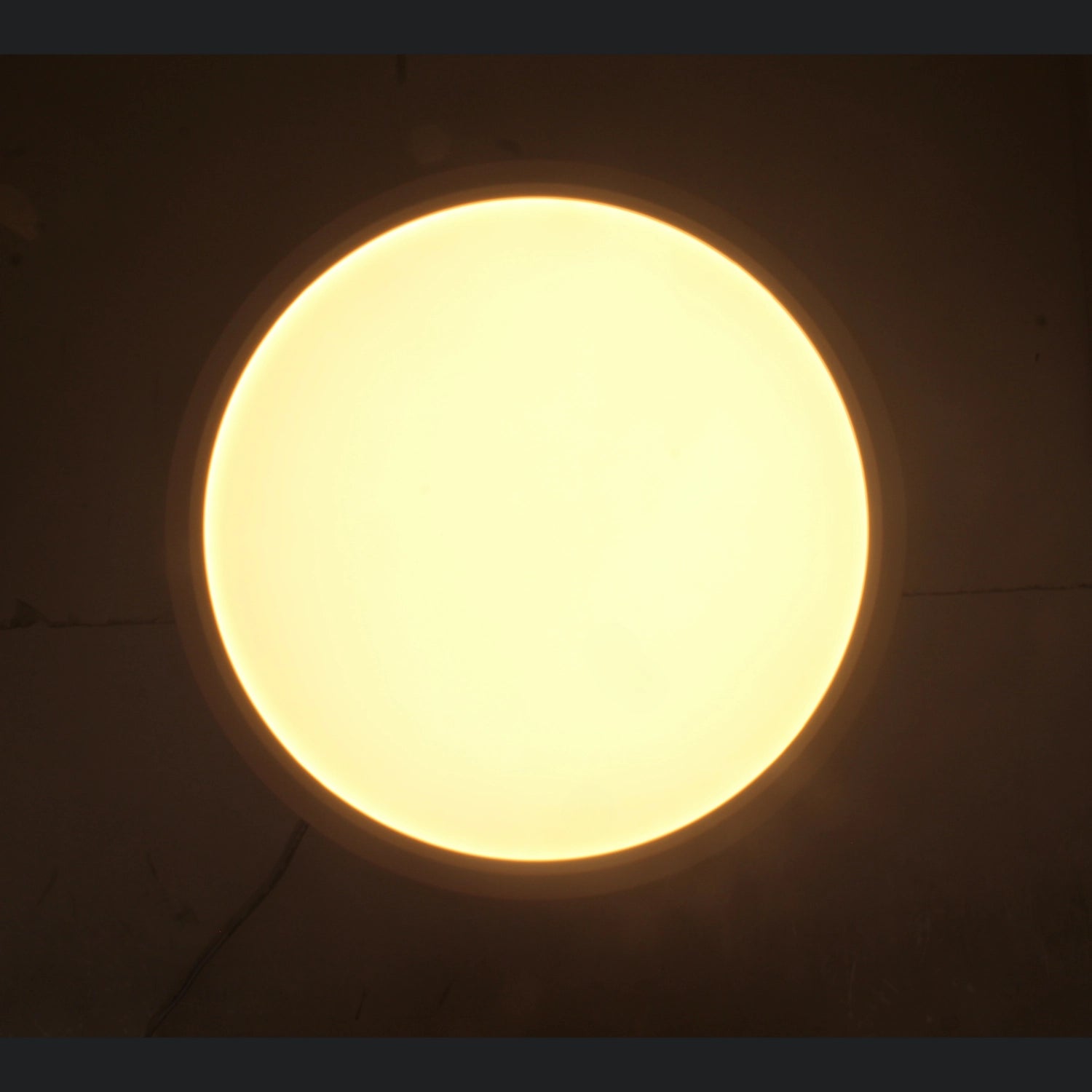 Plafón LED redondo blanco de sobreponer, emitiendo luz cálida para iluminación interior.