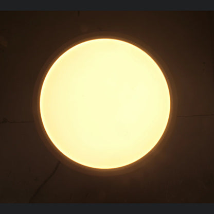 Plafón LED redondo blanco de sobreponer, emitiendo luz cálida para iluminación interior.