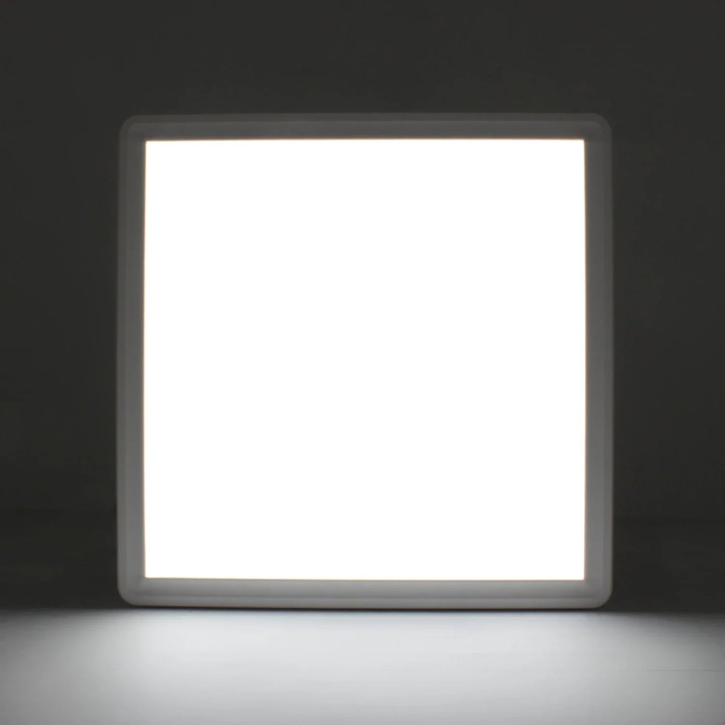 Lámpara panel LED cuadrada encendida, luz blanca brillante. Para instalación de sobreponer.