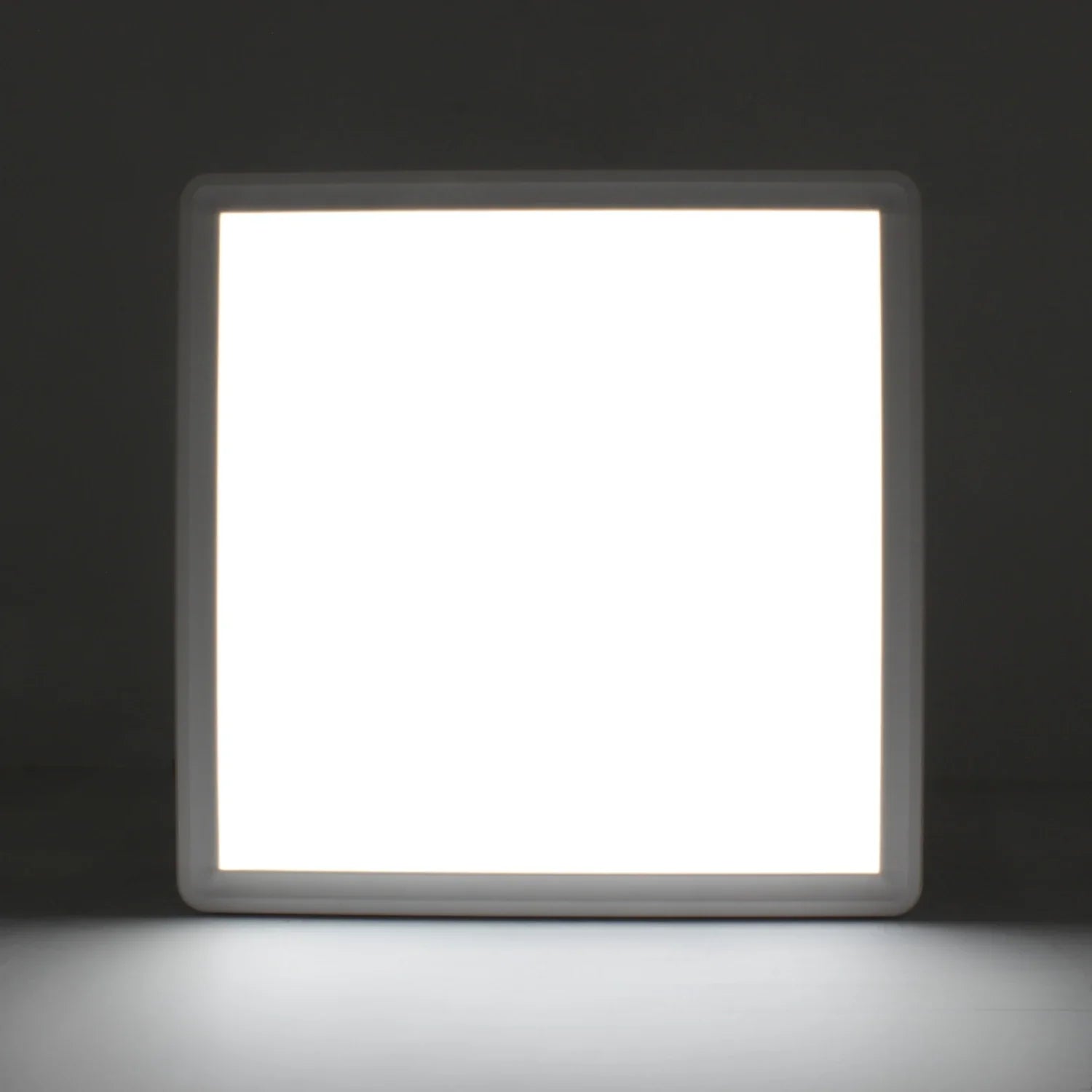 Lámpara panel LED cuadrada encendida, luz blanca brillante. Para instalación de sobreponer.