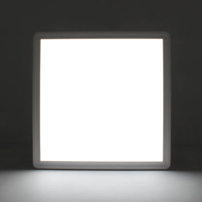 Lámpara panel LED cuadrada encendida, luz blanca brillante. Para instalación de sobreponer.