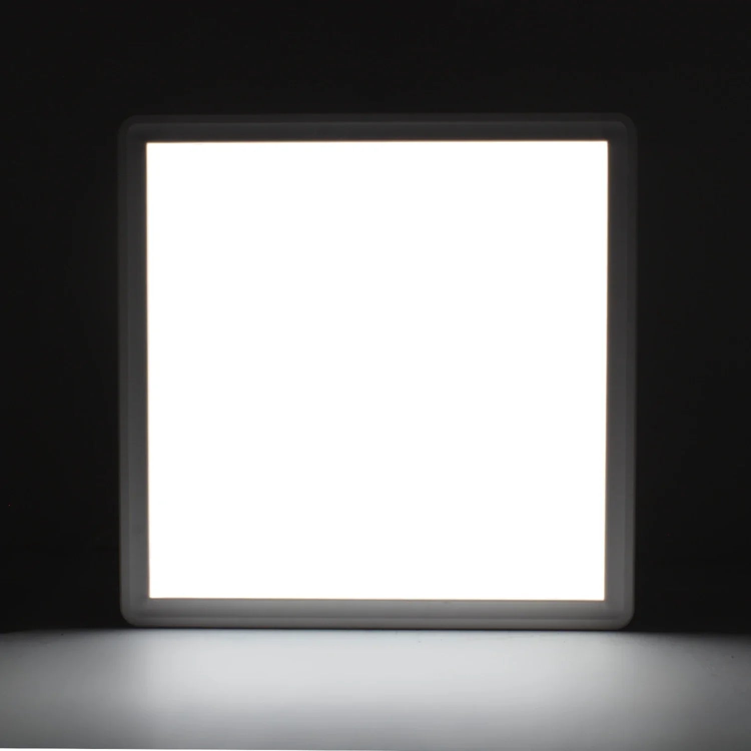 Lámpara panel LED cuadrada con luz blanca brillante, marco gris claro, ideal para instalación de sobreponer.