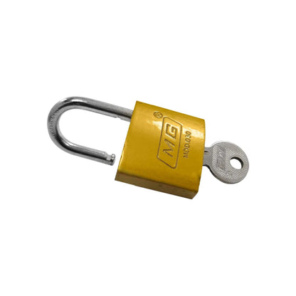 Candado MG dorado con llave plateada insertada, gancho abierto, para seguridad en ferretería