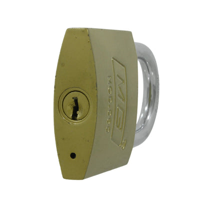 Candado de seguridad MG de latón dorado con gancho corto y cilindro de llave. Modelo 060.