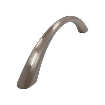 Jaladera curva de cromo mate para gabinetes. Herraje moderno tipo arco para puertas y cajones.