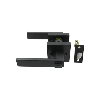Manija de puerta de palanca moderna negra mate con base cuadrada y pestillo. Ferretería de diseño minimalista.