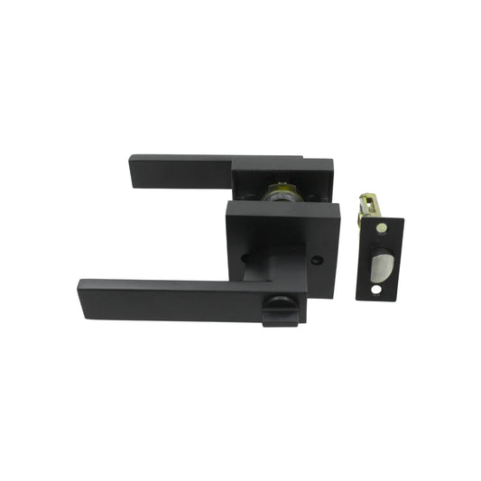 Manija de puerta de palanca moderna negra mate con base cuadrada y pestillo. Ferretería de diseño minimalista.