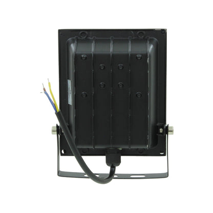 Foco proyector LED negro vista trasera con aletas disipadoras, soporte de montaje y cableado para instalación exterior.