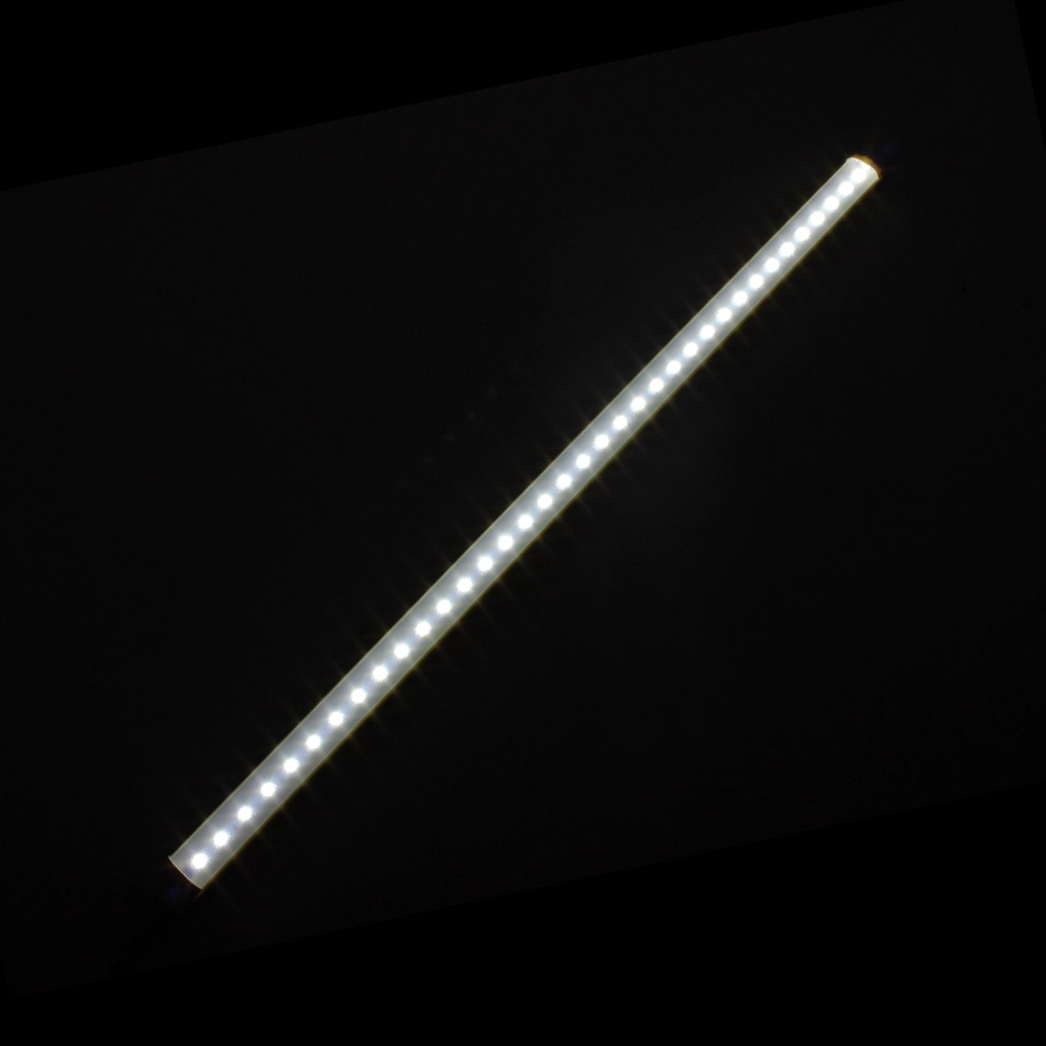 Tubo LED 60cm T8 9W de luz blanca brillante, ideal para iluminación interior eficiente y de bajo consumo.