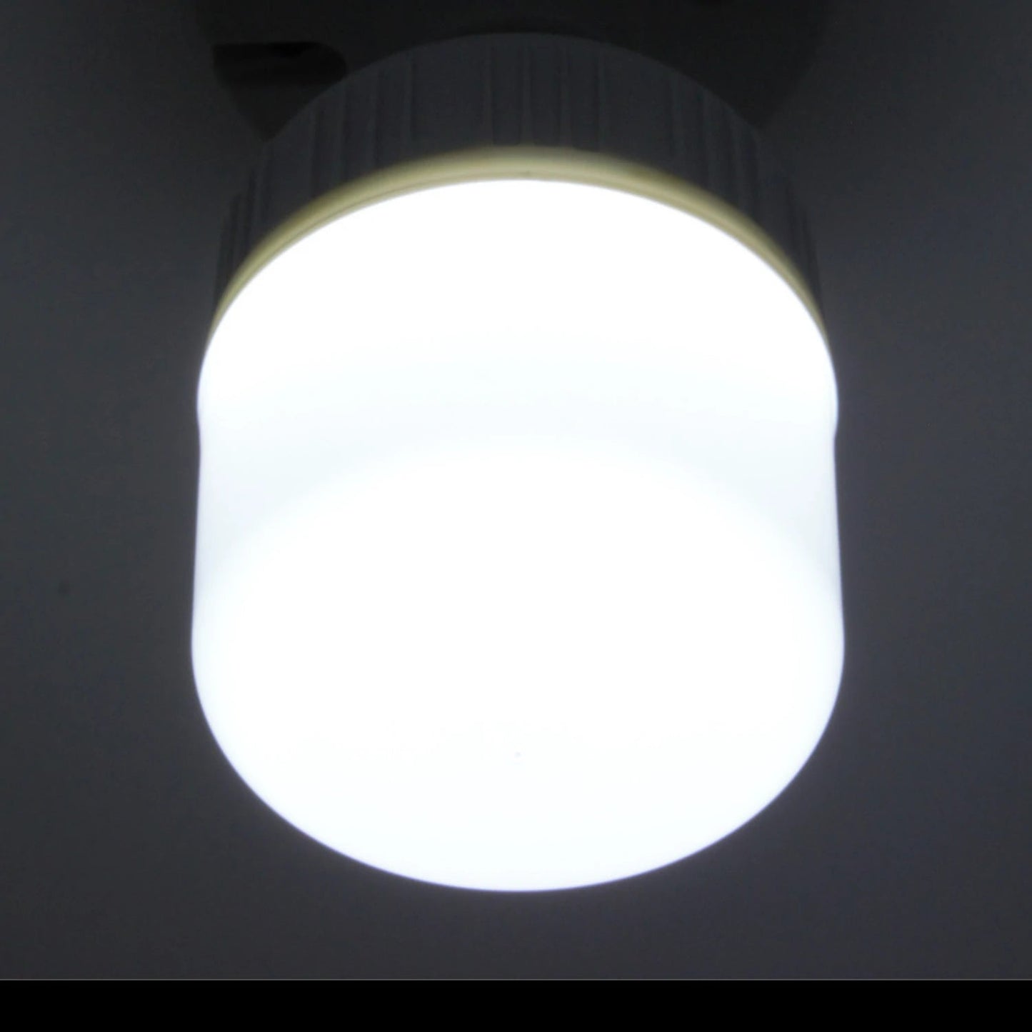 Foco LED de iluminación con potente luz blanca fría encendida, ideal para ferreterías o talleres