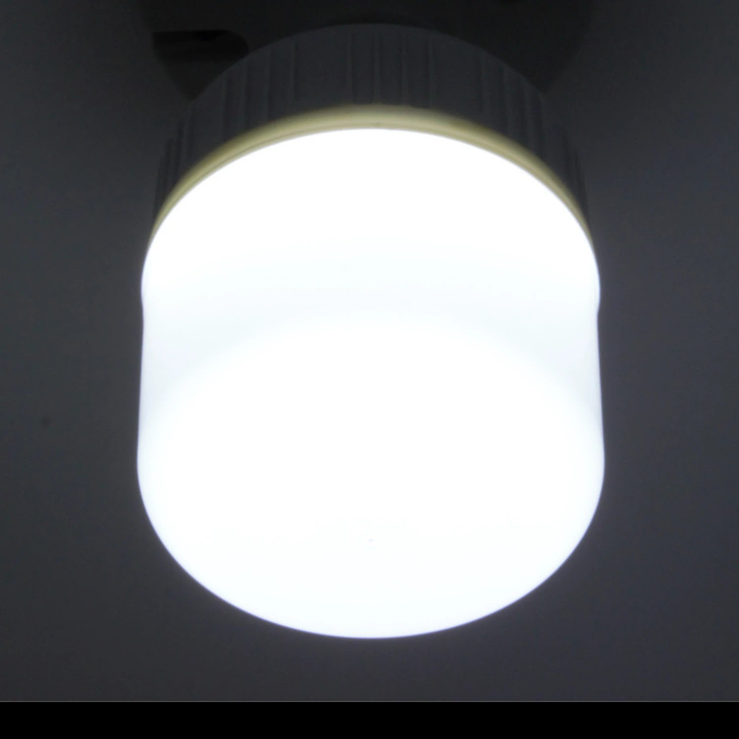 Foco LED de iluminación con potente luz blanca fría encendida, ideal para ferreterías o talleres