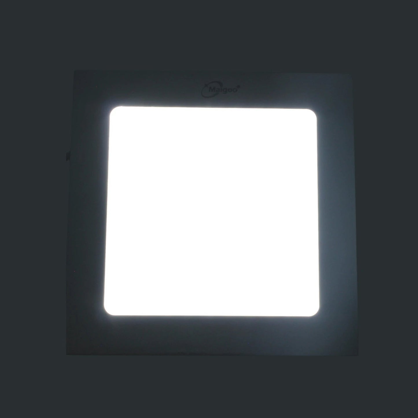 Lámpara panel LED Maigoo cuadrada 9W empotrable encendida con luz blanca brillante