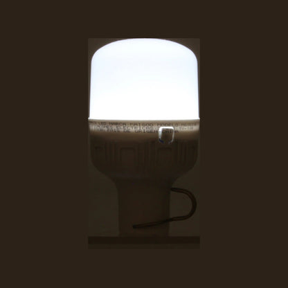 Lámpara LED Maigoo recargable de emergencia 10W con puerto USB, luz blanca brillante encendida, base clara y gancho.