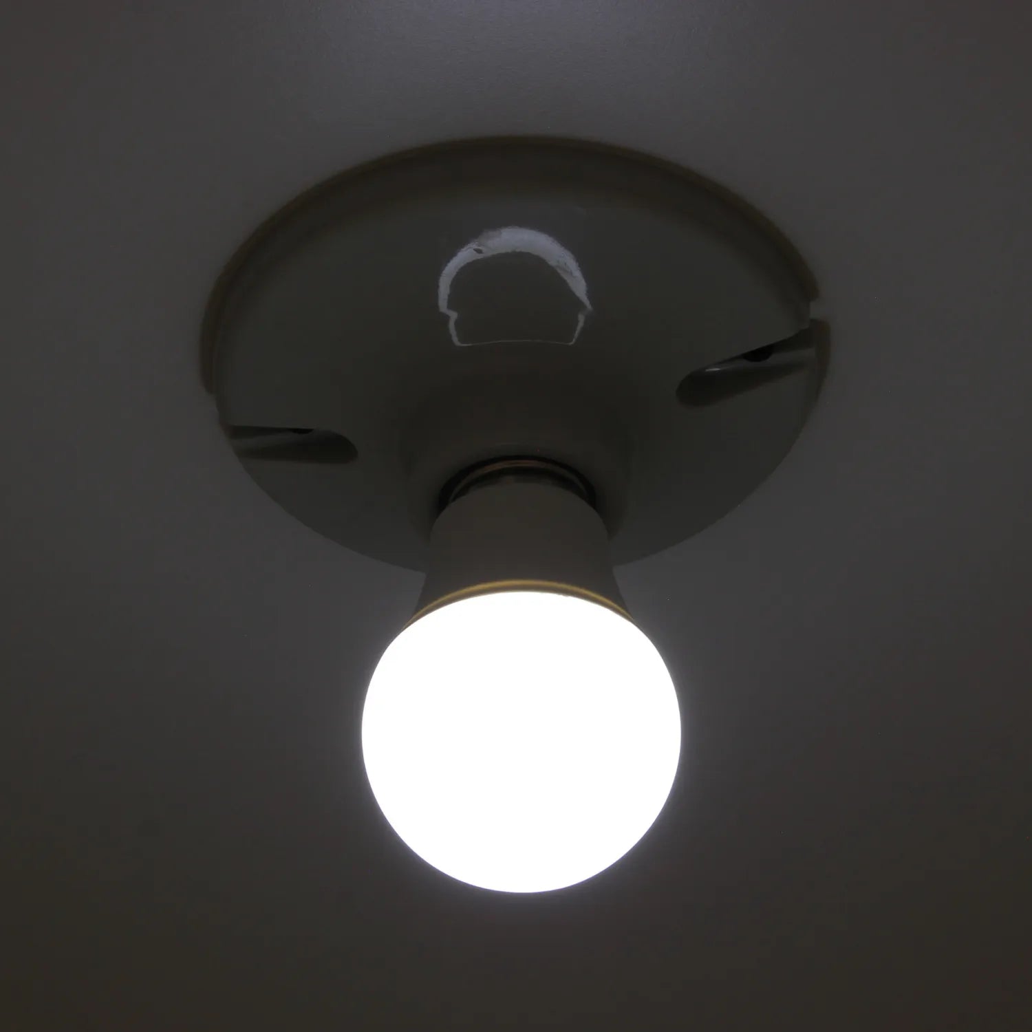 Foco LED encendido, luz blanca fría en plafón de techo. Iluminación eficiente para el hogar.