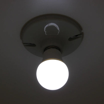 Foco LED encendido, luz blanca fría en plafón de techo. Iluminación eficiente para el hogar.