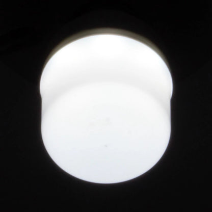 Foco LED blanco encendido, emitiendo luz brillante para iluminación interior