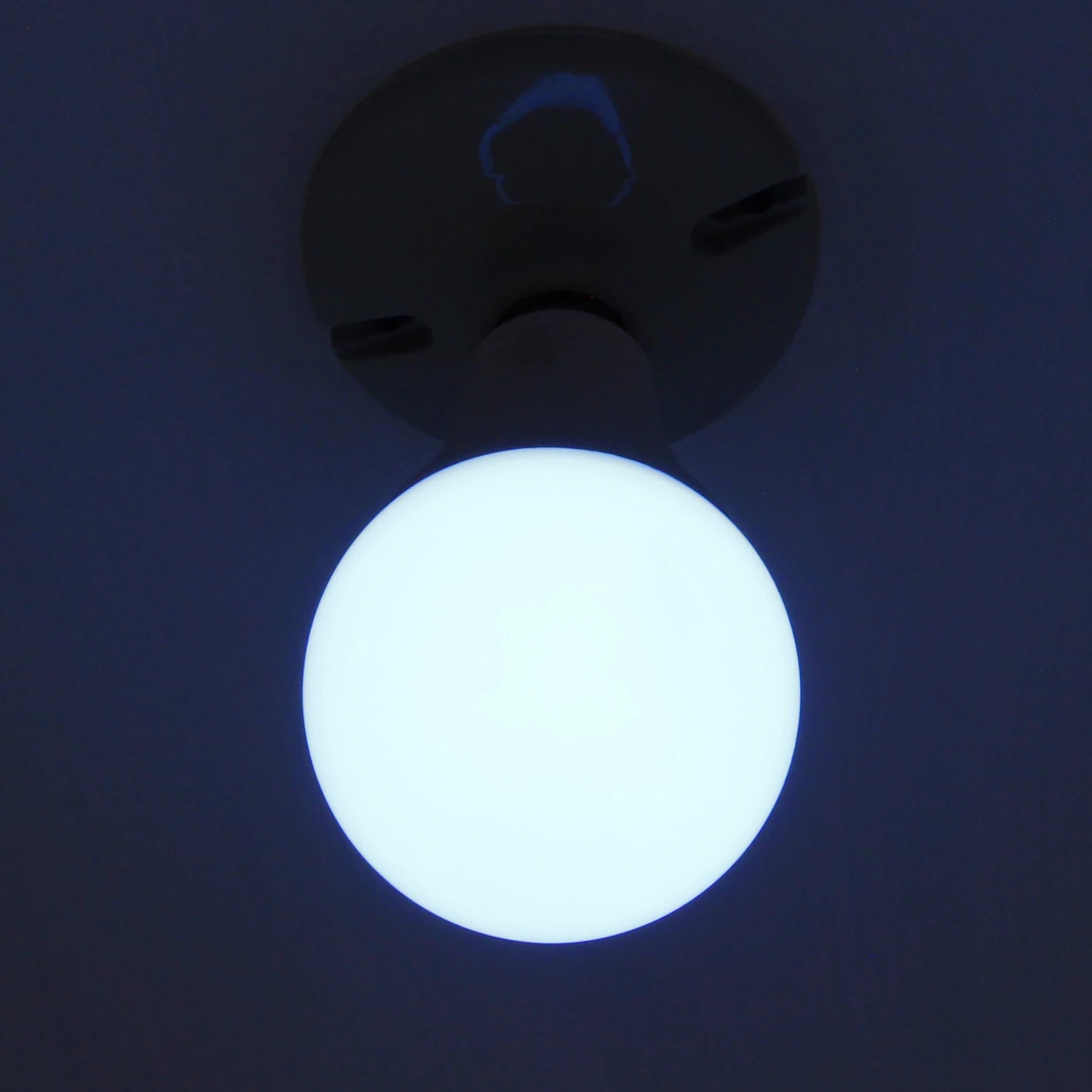 Foco LED blanco redondo encendido en base de techo, luz brillante para iluminación interior, bajo consumo.