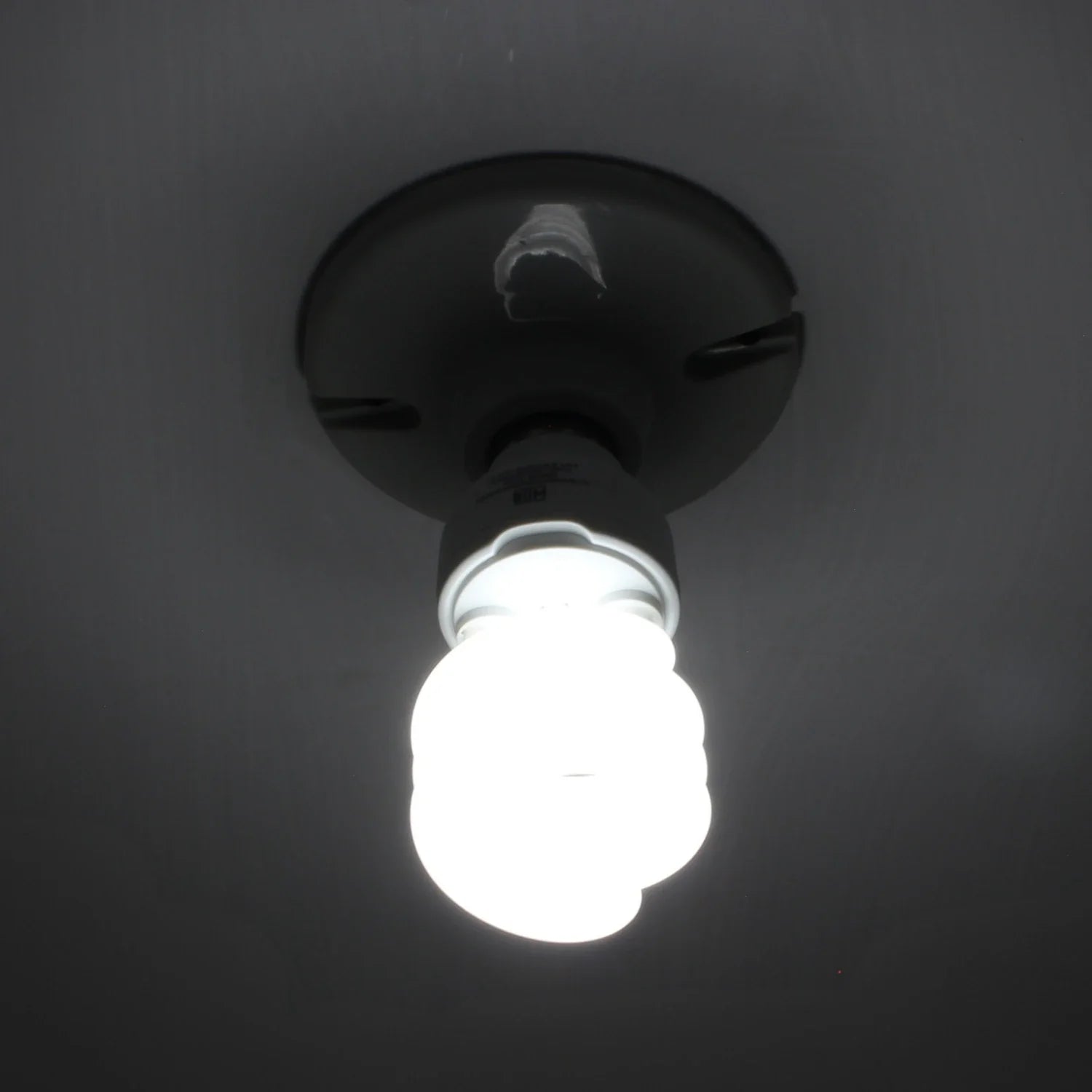 Lámpara espiral LED de luz fría encendida en plafón de techo, para iluminación interior brillante.