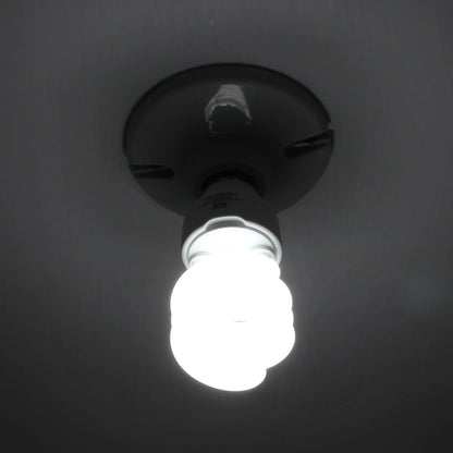 Lámpara espiral LED de luz fría encendida en plafón de techo, para iluminación interior brillante.